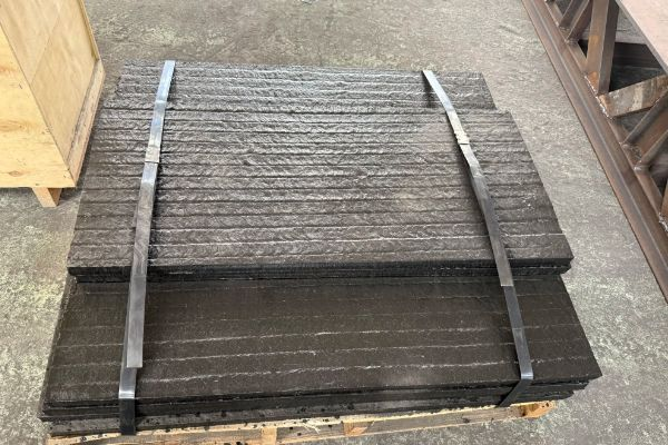 耐磨复合衬板堆焊耐磨衬板凭借耐磨层高硬度、基板强韧性的复合特性，成为应对物料冲击、冲刷与研磨的核心防护部件，广泛适配多行业重磨损场景。在矿山与煤炭行业，其常用于破碎机衬板、矿石溜槽、刮板输送机及洗煤设备，能有效抵御矿石、矸石等硬质物料的持续磨损，降低设备故障频次。 耐磨复合衬板堆焊耐磨衬板厂家 电力与钢铁行业中，耐磨复合衬板堆焊耐磨衬板的适配性同样突出。电力输煤系统的落煤管、煤仓、除灰管道，钢铁厂的烧结机篦条、高炉布料溜槽，均需依托其耐磨耐高温性能，保障连续生产不受易损部件损耗影响，延长设备维护周期。 耐磨复合衬板堆焊耐磨衬板价格 此外，建材与港口、工程机械领域也离不开其防护支持。水泥厂的立磨衬板、熟料溜槽，港口码头的散货装卸料斗、输送溜槽，以及挖掘机斗齿、混凝土搅拌站衬板等易损部位，耐磨复合衬板堆焊耐磨衬板应用后可显著提升设备耐用性，适配各类高负荷、强磨损的工业核心工况。 耐磨复合衬板堆焊耐磨衬板定制