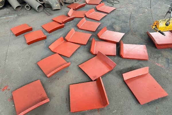 耐磨复合衬板堆焊耐磨衬板凭借耐磨层高硬度、基板强韧性的复合特性，成为应对物料冲击、冲刷与研磨的核心防护部件，广泛适配多行业重磨损场景。在矿山与煤炭行业，其常用于破碎机衬板、矿石溜槽、刮板输送机及洗煤设备，能有效抵御矿石、矸石等硬质物料的持续磨损，降低设备故障频次。 耐磨复合衬板堆焊耐磨衬板厂家 电力与钢铁行业中，耐磨复合衬板堆焊耐磨衬板的适配性同样突出。电力输煤系统的落煤管、煤仓、除灰管道，钢铁厂的烧结机篦条、高炉布料溜槽，均需依托其耐磨耐高温性能，保障连续生产不受易损部件损耗影响，延长设备维护周期。 耐磨复合衬板堆焊耐磨衬板价格 此外，建材与港口、工程机械领域也离不开其防护支持。水泥厂的立磨衬板、熟料溜槽，港口码头的散货装卸料斗、输送溜槽，以及挖掘机斗齿、混凝土搅拌站衬板等易损部位，耐磨复合衬板堆焊耐磨衬板应用后可显著提升设备耐用性，适配各类高负荷、强磨损的工业核心工况。 耐磨复合衬板堆焊耐磨衬板定制